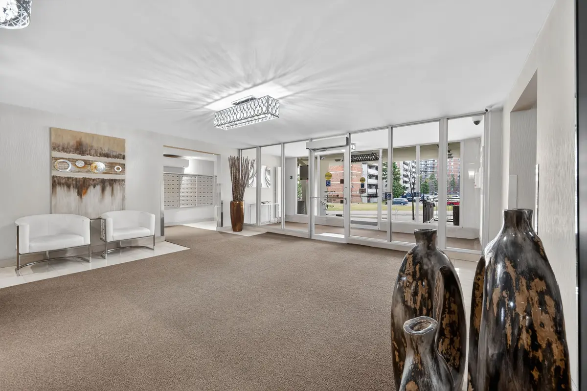 2 Glamorgan AVE #910, Toronto E04, ON M1P 2M8