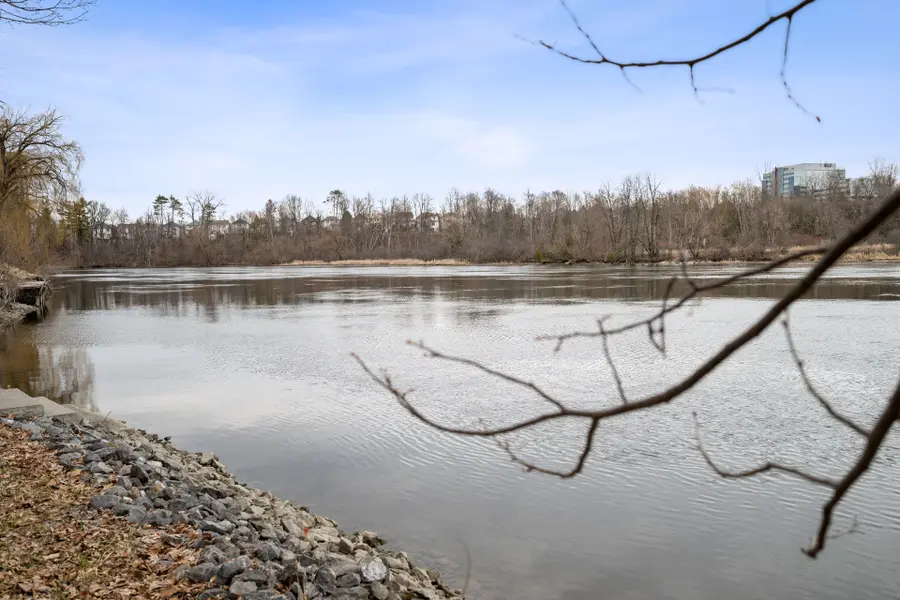 2061 Prince Of Wales DR, Country Place - Pineglen - Crestview And Area, ON K2E 7A4