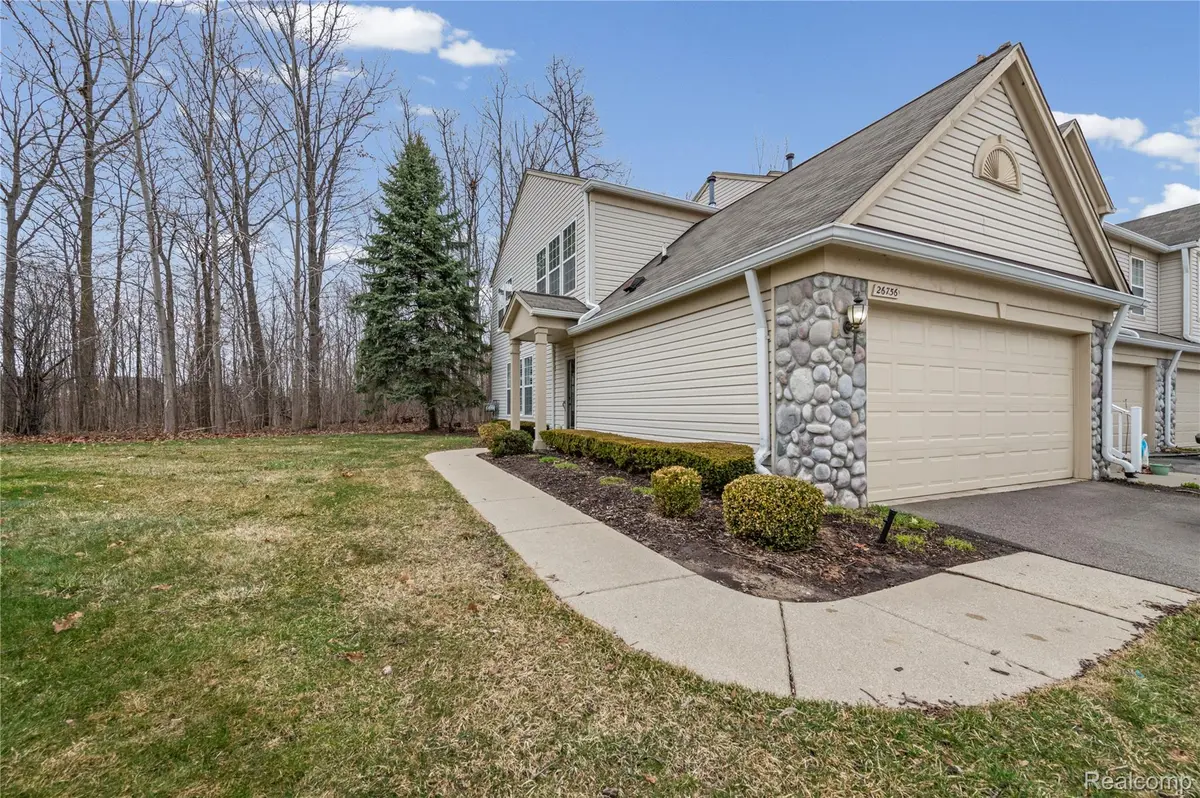 26756 Kirkway CIR, Woodhaven, MI 48183