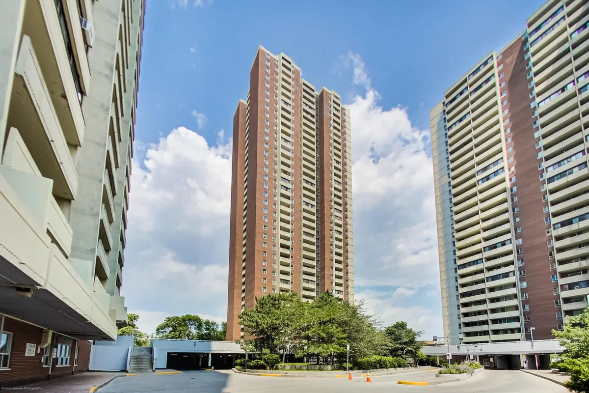 3 Massey SQ #1902, Toronto E03, ON M4C 5L5