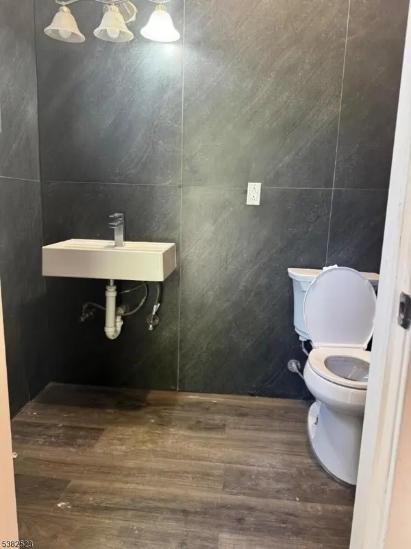 4 Winans St, East Orange City, NJ 07017