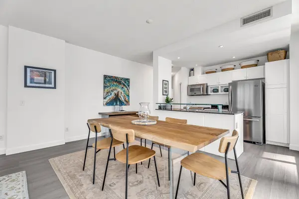 8 York ST #3202, Toronto C01, ON M5J 2Y2