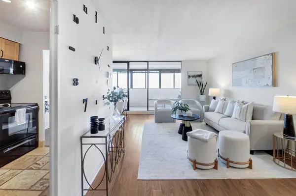 3 Massey SQ #1902, Toronto E03, ON M4C 5L5