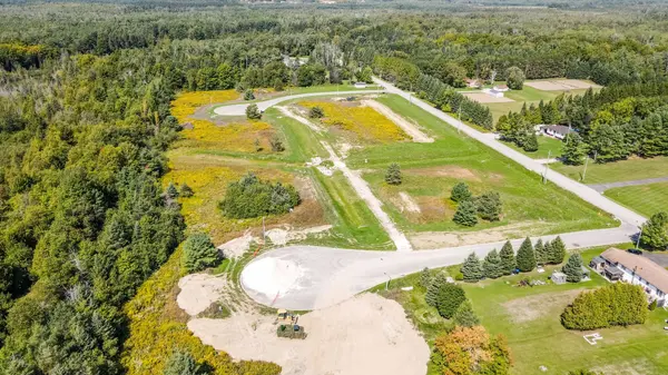 8 Greenlaw CT, Springwater, ON L0L 1V0