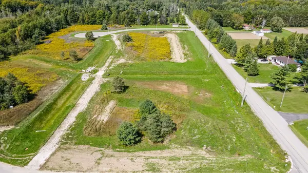 8 Greenlaw CT, Springwater, ON L0L 1V0