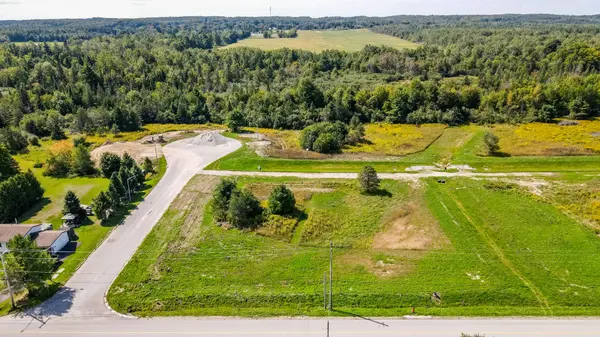 8 Greenlaw CT, Springwater, ON L0L 1V0