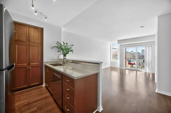 2495 Dundas ST W #620, Toronto W02, ON M6P 1X4