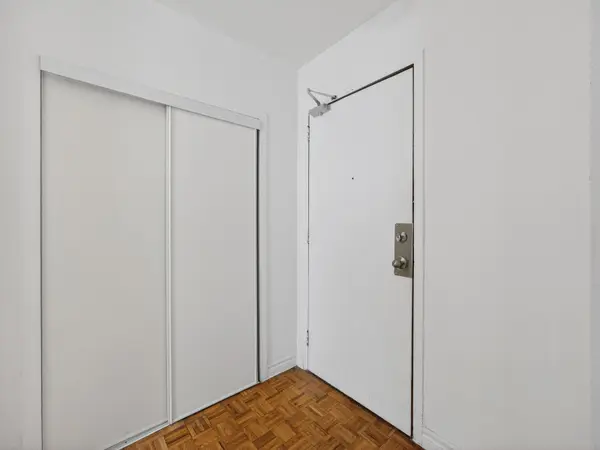 275 Wentworth ST W #217, Oshawa, ON L1J 1N1