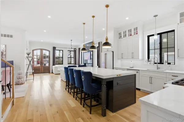 1211 E Lincoln ST, Birmingham, MI 48009