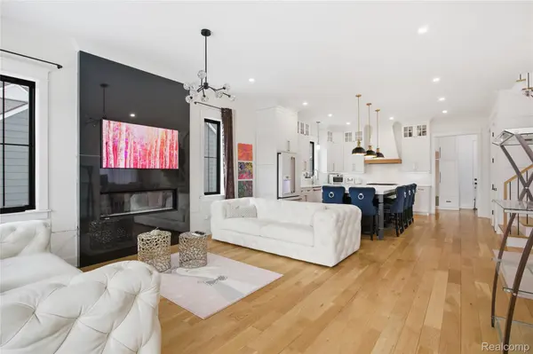 1211 E Lincoln ST, Birmingham, MI 48009