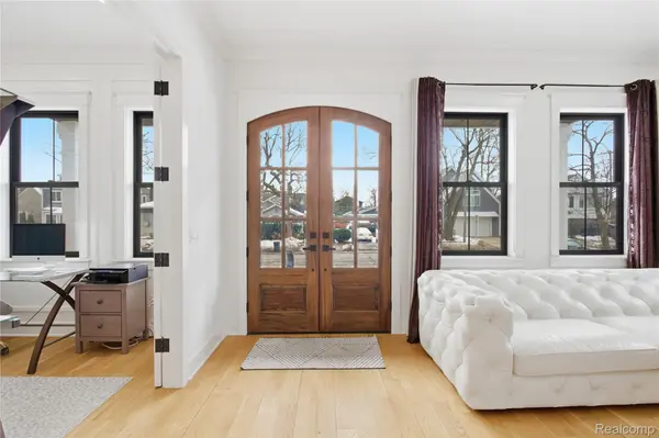 1211 E Lincoln ST, Birmingham, MI 48009