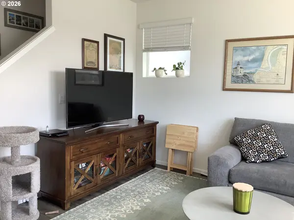 888 BEN BROWN LN, Woodburn, OR 97071