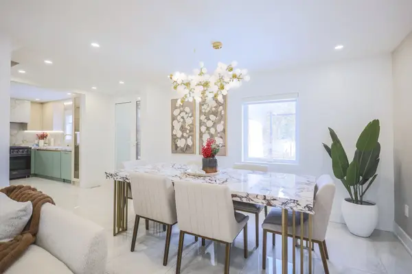 11 Sparta RD, Toronto W04, ON M6L 2M4