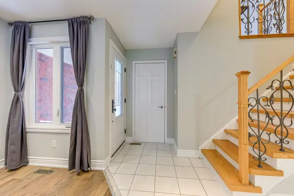 2006 Glenada CRES #2, Oakville, ON L6H 5R9