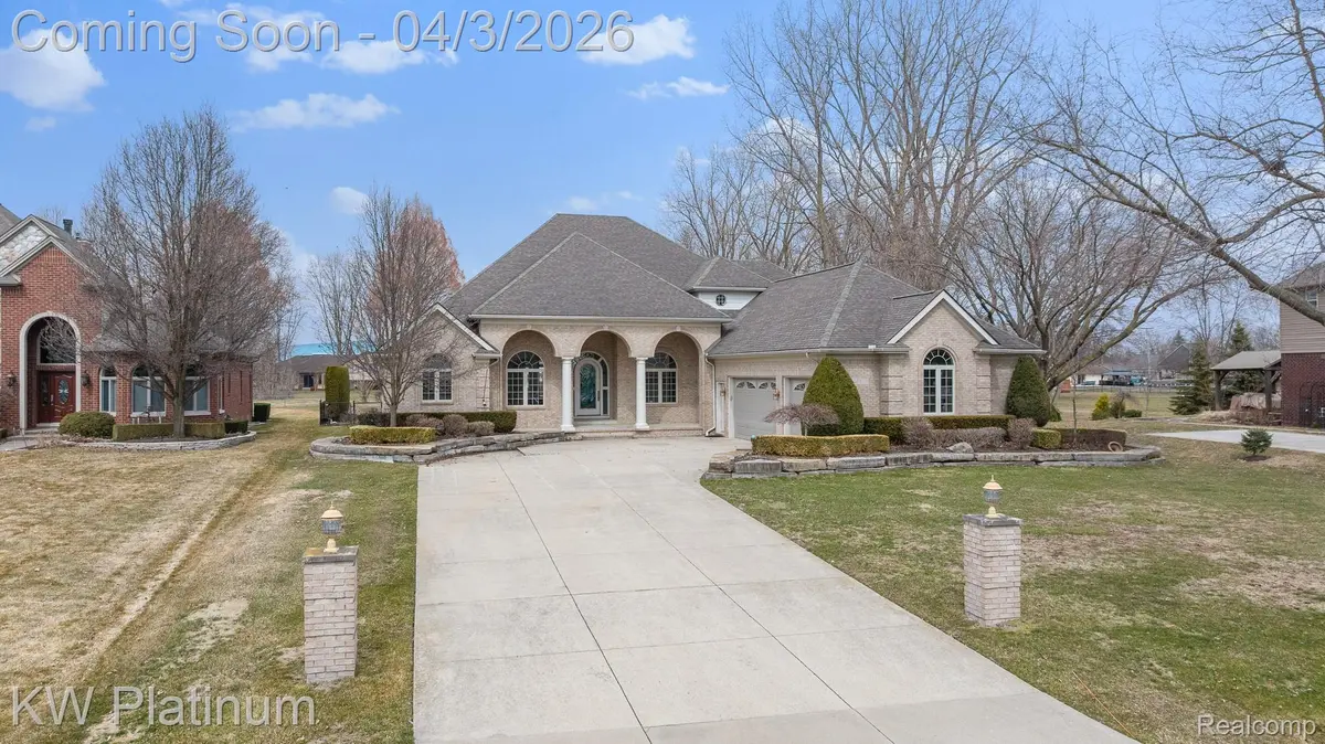 48877 Point Lakeview DR, Chesterfield Township, MI 48047