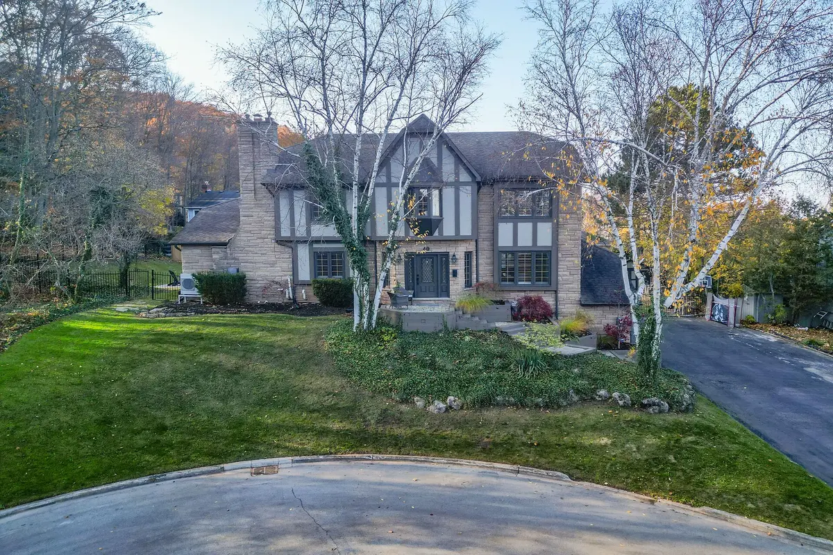 40 Parkwood RD, Grimsby, ON L3M 4K9