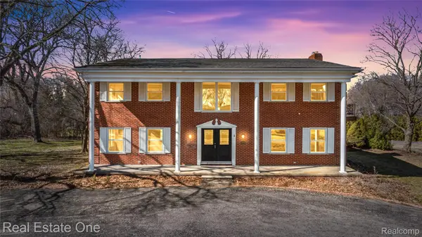 5742 Springwater LN, West Bloomfield Charter Township, MI 48322