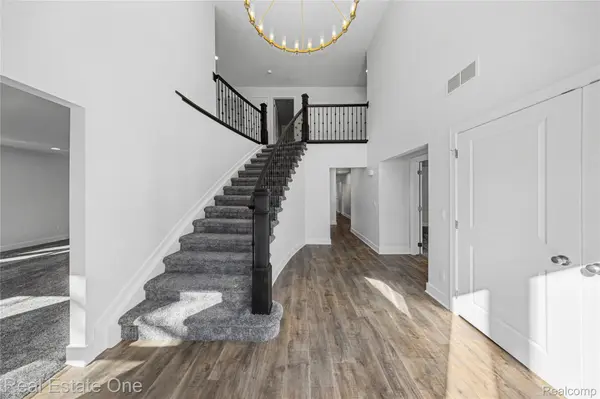 5742 Springwater LN, West Bloomfield Charter Township, MI 48322