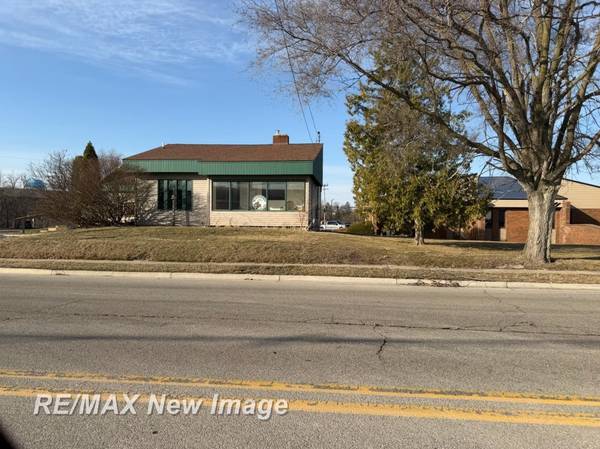 402 Bayliss ST, Midland, MI 48640