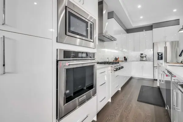 2415 25 AVE NW, Calgary, AB T2M 2C6