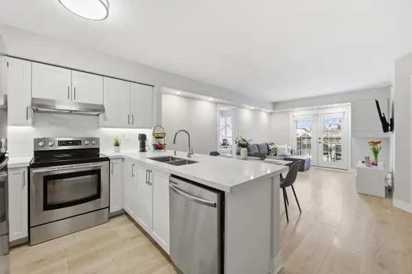 1460 Bishops Gate #203, Oakville, ON L6M 4N5