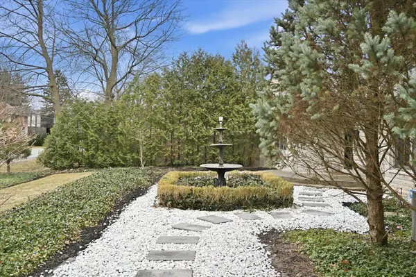 108 Lloyminn AVE, Hamilton, ON L9G 1H6