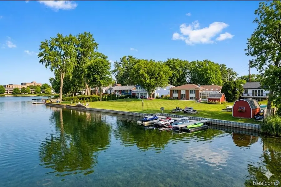 915 James K BLVD, Sylvan Lake, MI 48341