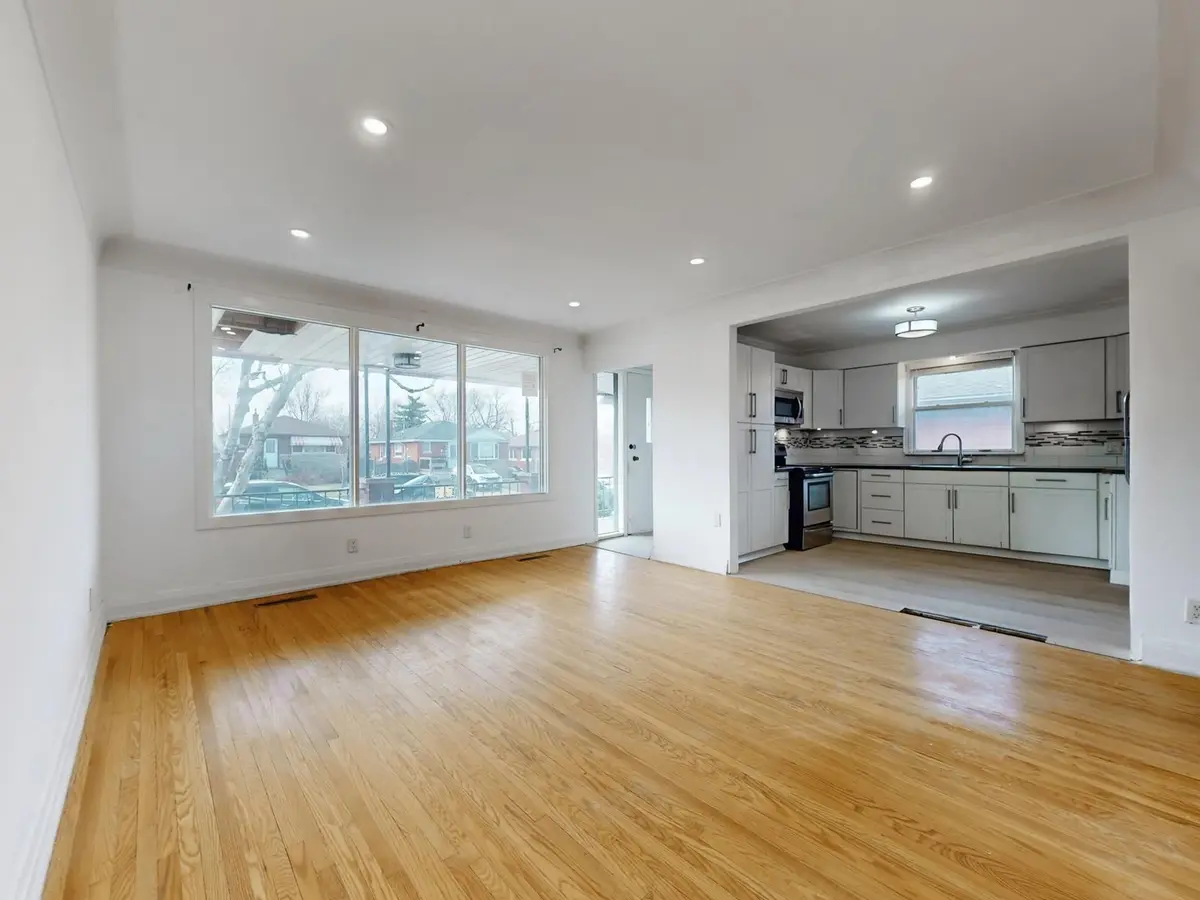 359 East 42nd ST #Main, Hamilton, ON L8T 3A6