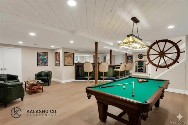 915 James K BLVD, Sylvan Lake, MI 48341