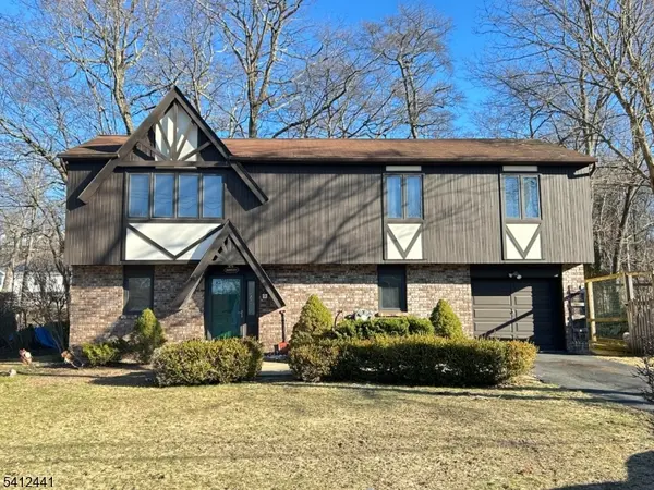 11 Adelphi Trl,  Hopatcong Boro,  NJ 07843