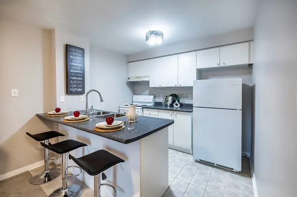 94 Aspen Springs DR #104, Clarington, ON L1C 5N4