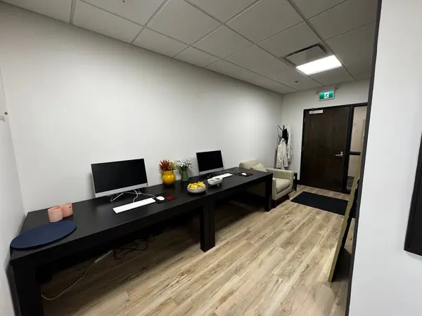 1670 North Service RD #305, Oakville, ON L6H 7G3