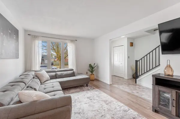 81 Stirling Macgregor DR, Cambridge, ON N1S 4P4