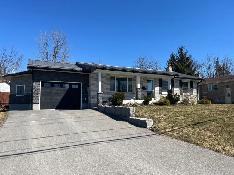 2584 Bensfort RD, Peterborough, ON K9J 1C9
