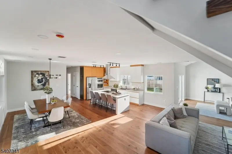 27 Sullivan Dr, Emerson Boro, NJ 07630