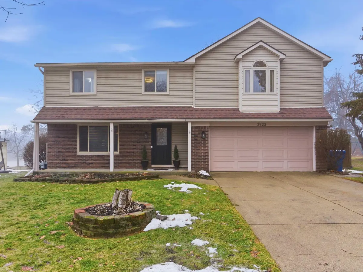 2923 Ravenglass RD, Waterford Twp, MI 48329