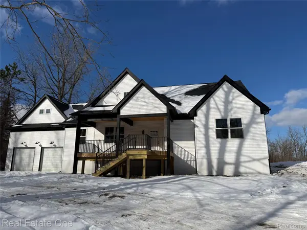 225 E Predmore RD, Oakland Charter Township, MI 48363