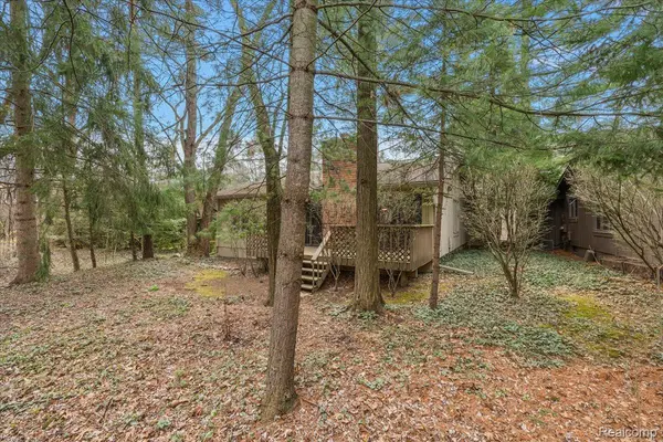 2275 FOREST GLEN, West Bloomfield Charter Township, MI 48324