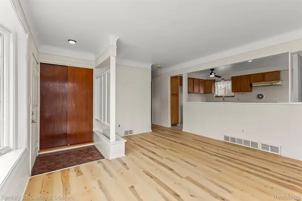 32819 Jefferson AVE, St. Clair Shores, MI 48082