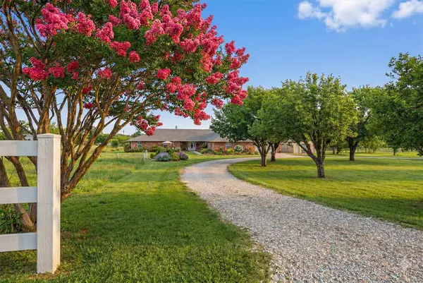 929 County Line Church Road, Whitesboro, TX 76273