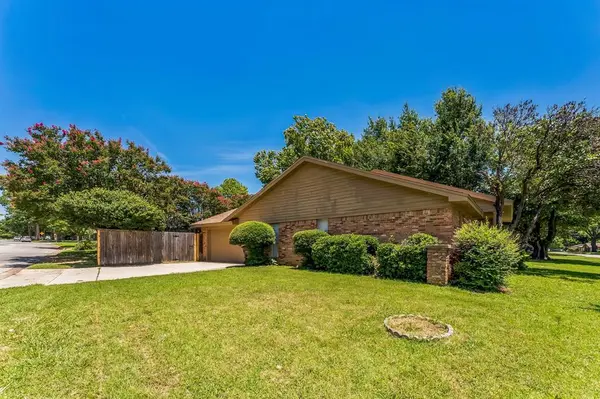 7301 Laurie Drive, Fort Worth, TX 76112