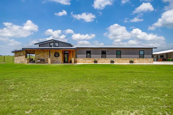208 Private Road 107, Blum, TX 76627