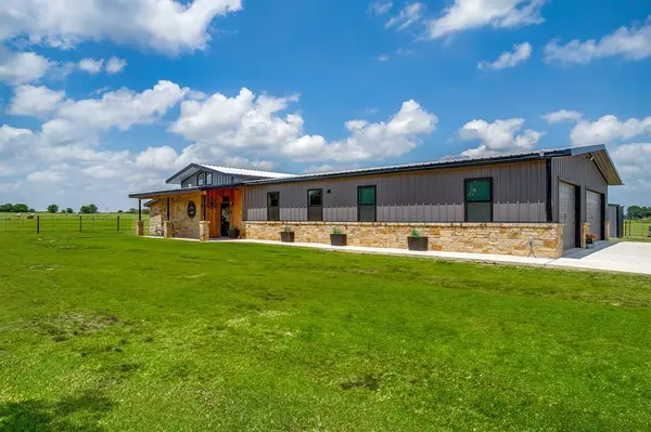208 Private Road 107, Blum, TX 76627