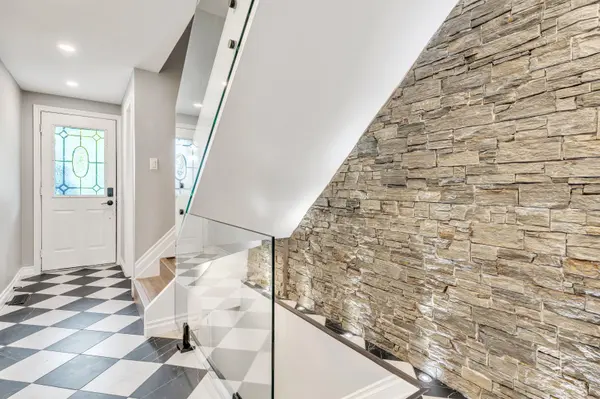 24 Argyle RD, Barrie, ON L4N 6P7