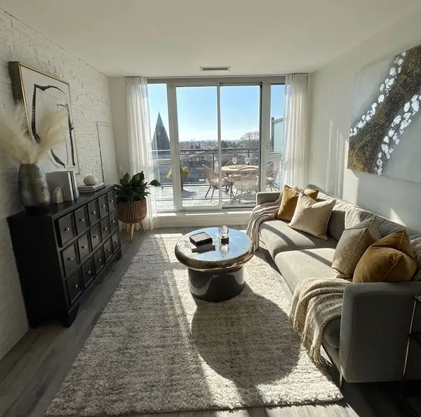 16 Mcadam AVE #408, Toronto W04, ON M6A 0B9