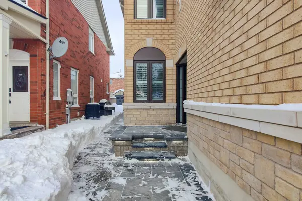 7293 Rosehurst DR, Mississauga, ON L5N 8H1