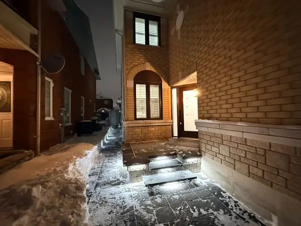 7293 Rosehurst DR, Mississauga, ON L5N 8H1