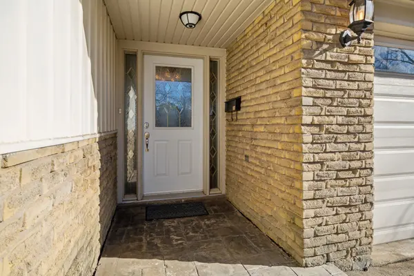 2268 Wyandotte DR, Oakville, ON L6L 2T5