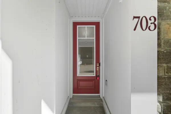 1011 Deta RD #703, Mississauga, ON L5E 0A2