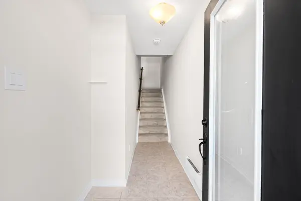 571 Ozawa Private, Manor Park - Cardinal Glen And Area, ON K1K 4Z9